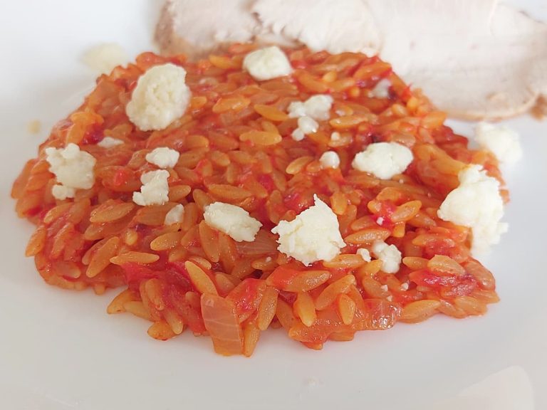 Орзо с печеными перцами и козьим сыром