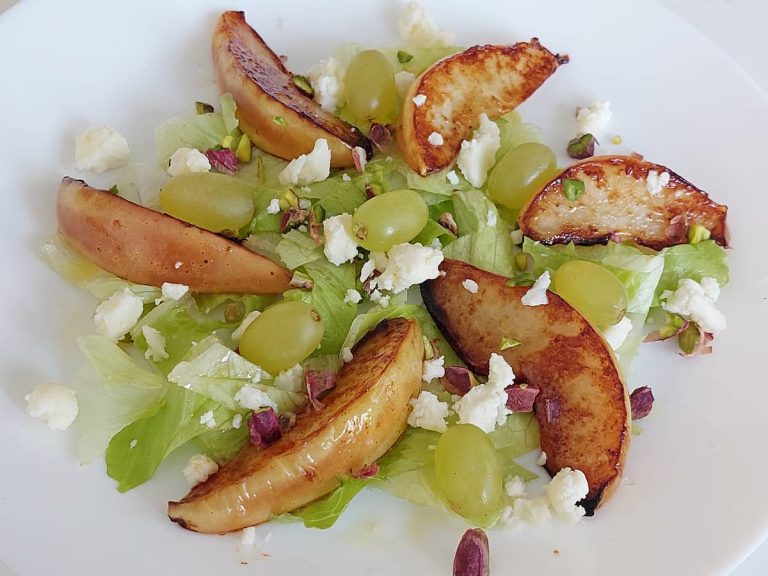 Салат с карамелизированной грушей и козьим сыром