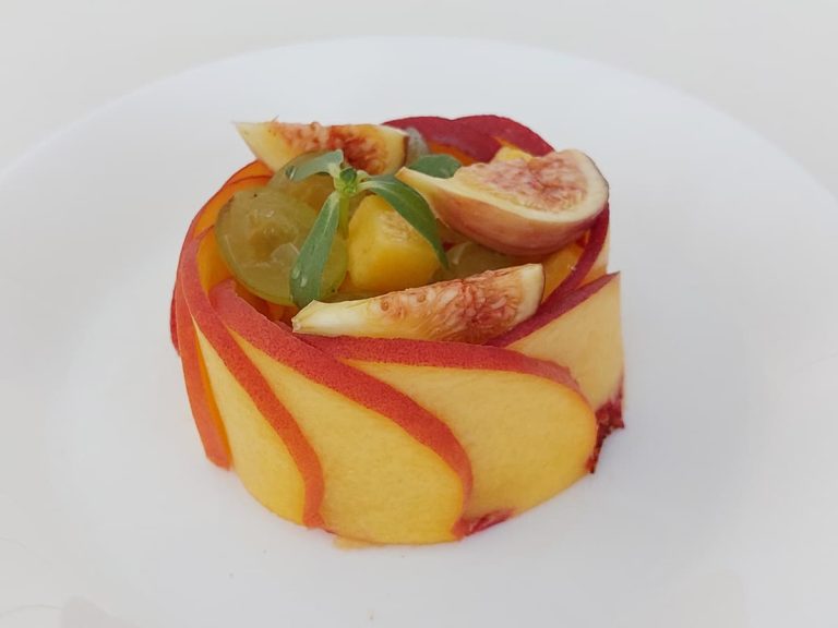 Салат с персиком и инжиром