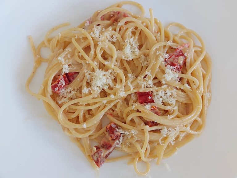 Спагетти с вялеными помидорами