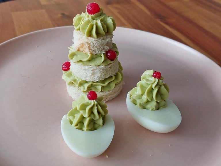 Закуска из авокадо в форме елки