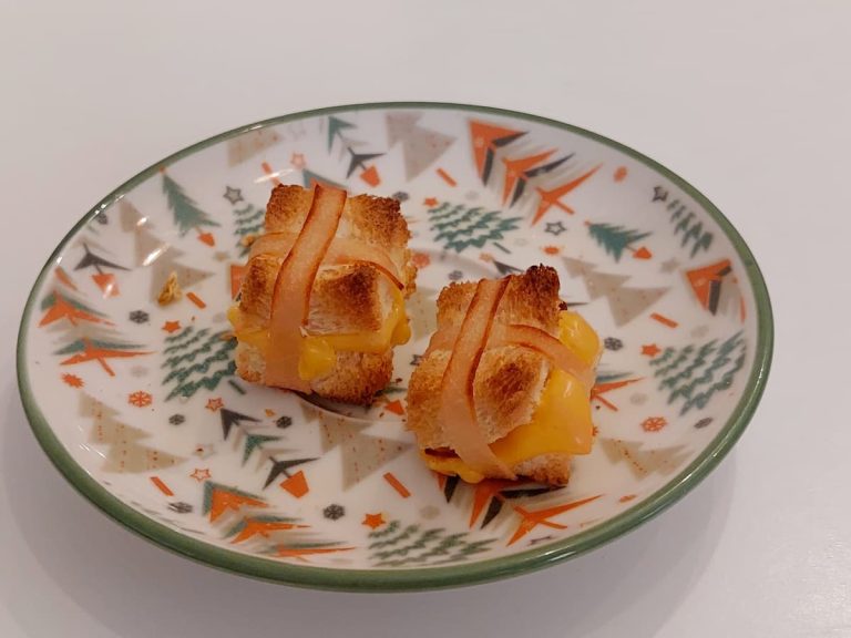 Канапе в форме коробки с подарком