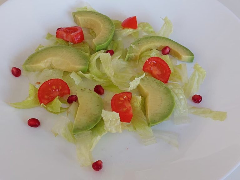 Салат с авокадо и гранатом