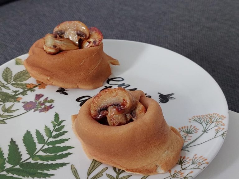 Лукошки из блинов с грибами