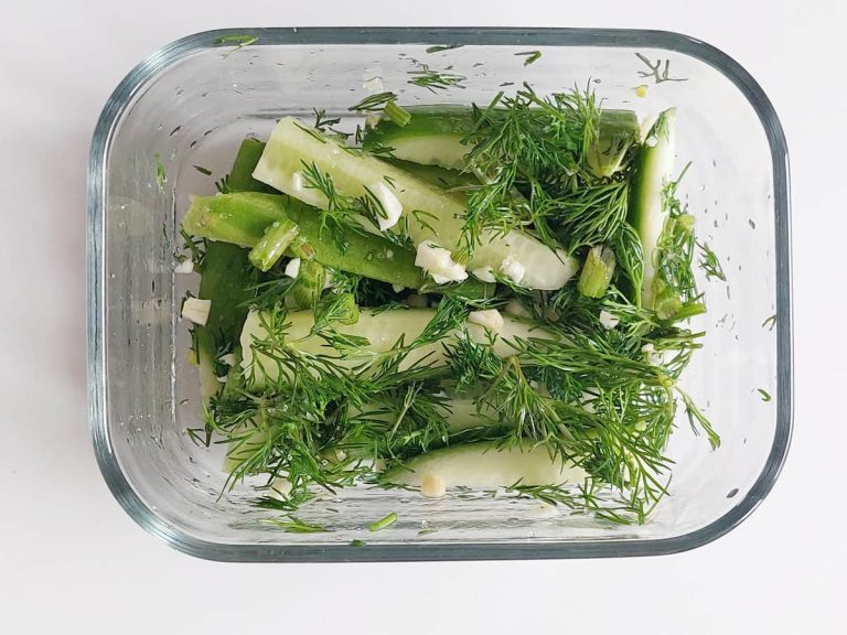 Малосольные огурцы в контейнере