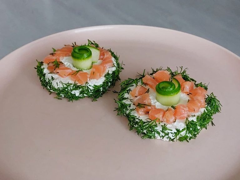 Праздничное канапе с лососем