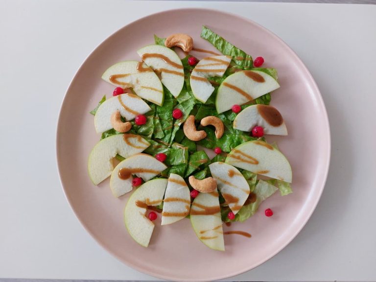 Зеленый салат с яблоком, грушей и орехами