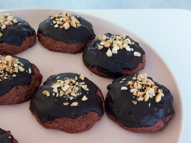 Шоколадное печенье с орехами