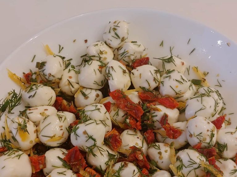 Средиземноморская закуска с моцареллой