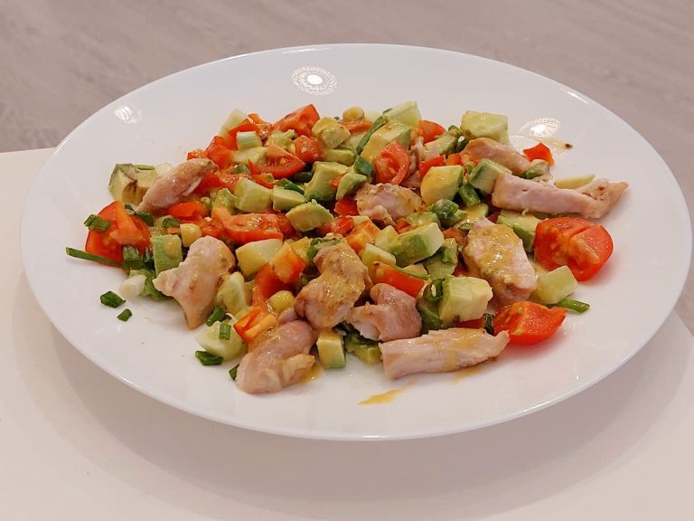 Салат с заправкой тахини