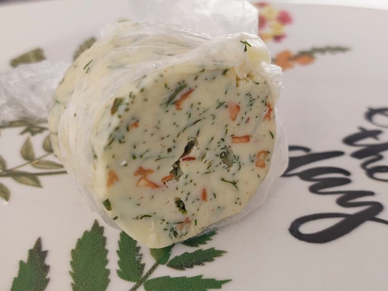 Сливочное масло с травами и чесноком