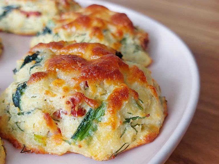 Булочки с вялеными помидорами и шпинатом