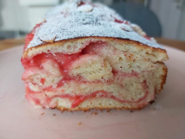 Бриошь с клубникой