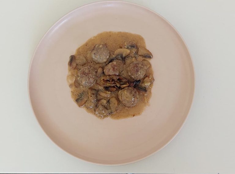 Фрикадельки в соусе Coq au Vin Blanc