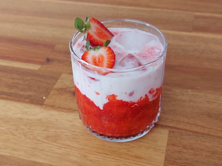 Многослойный корейский клубничный латте