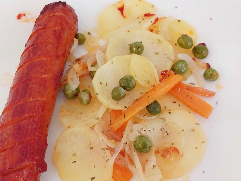 Сосиски с картофелем и овощами в духовке