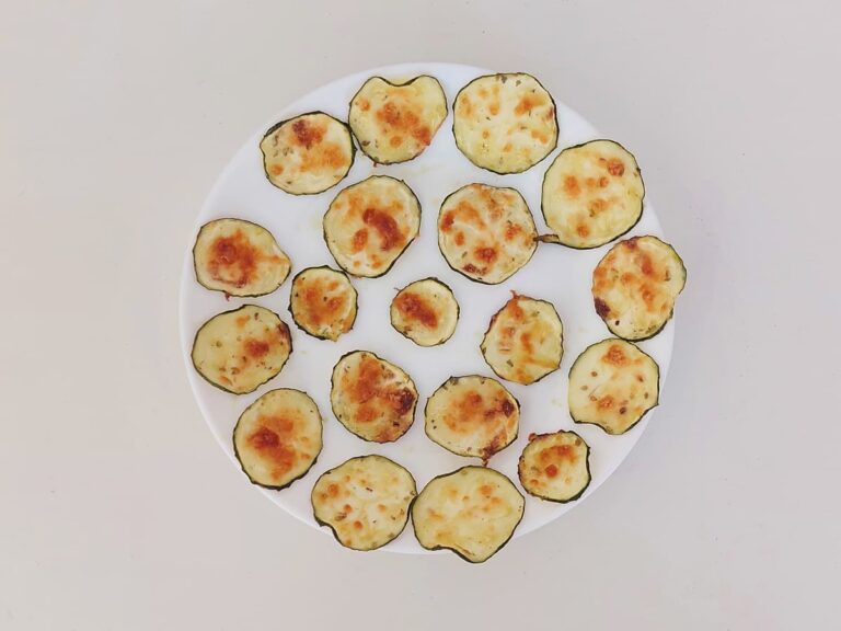 Чипсы из кабачков с пармезаном в духовке