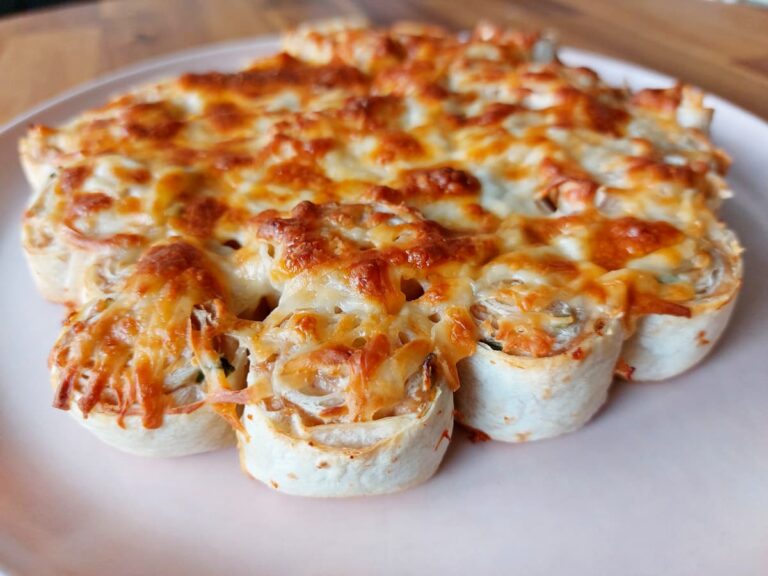 Ленивый мясной пирог из лаваша с сыром