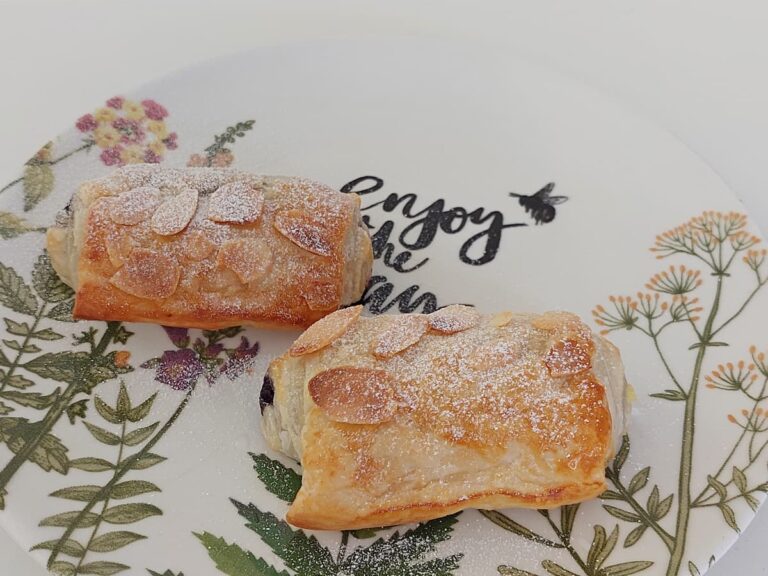 Слойки с заварным кремом и голубикой