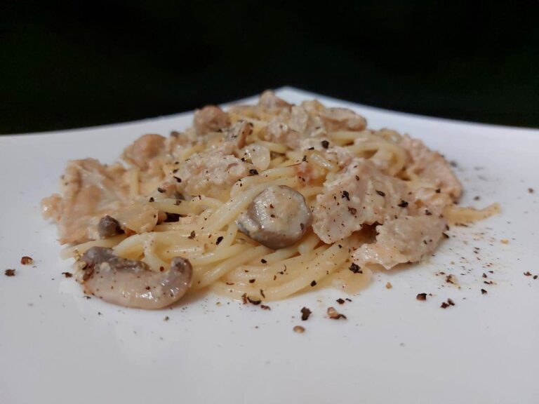 Спагетти с грибами и курицей