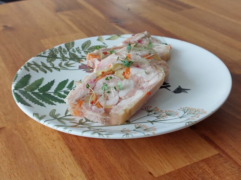 Домашняя куриная ветчина с оливками
