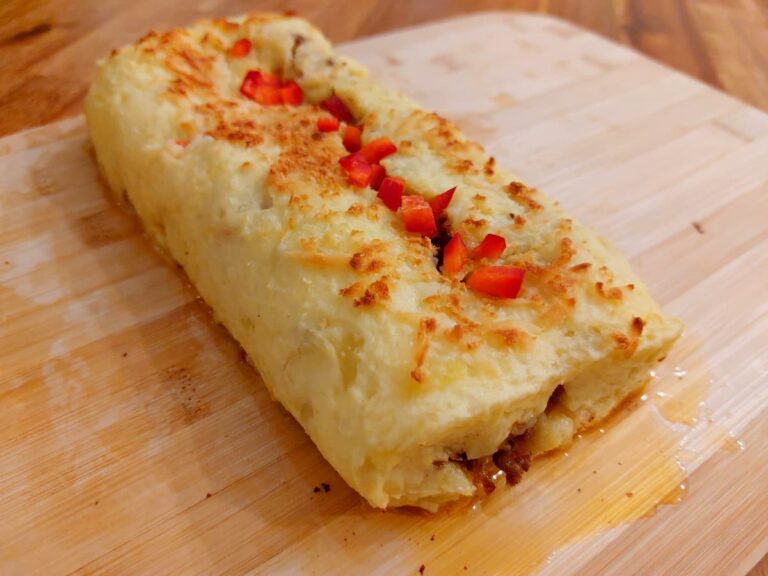 Картофельный рулет с мясным фаршем и сыром