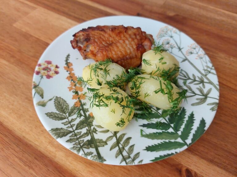 Молодой картофель с укропом и чесноком