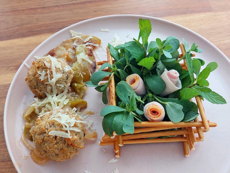 Куриные фрикадельки с луково-яблочным соусом