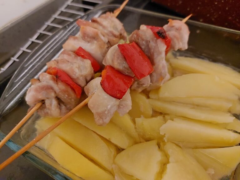 Куриные шашлычки с картошкой в духовке