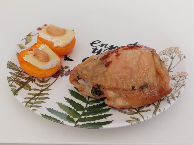 Куриный рулет со шпинатом и сыром в духовке