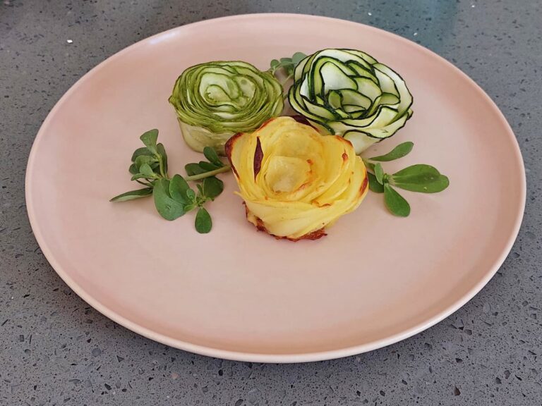 Розы из кабачков и картофеля в духовке