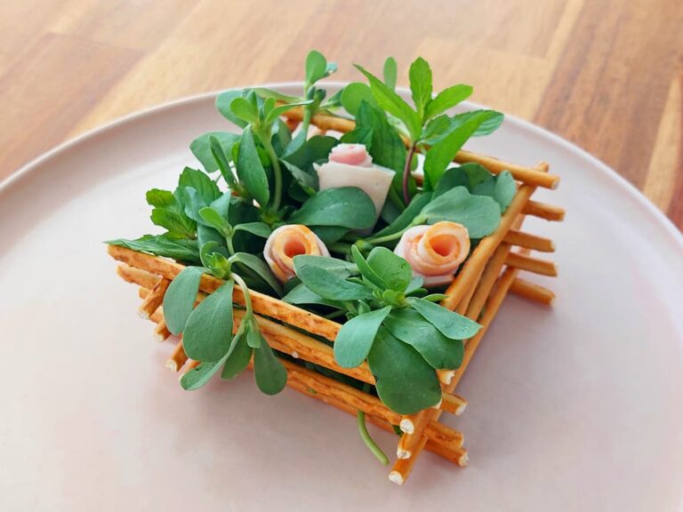 Салат Корзинка из соленой соломки с ветчиной